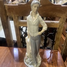 Mirmasu porcelain figurine