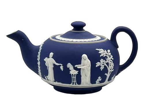 Exquisite wedgwood tea pot - tea,