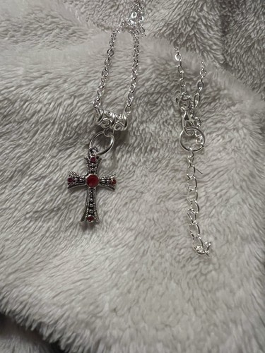Small tudor red stone - small, cross