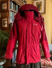 BERGHAUS GORETEX RED XCR HIKING JACKET WITH HOOD & INSIDE POCKETS.