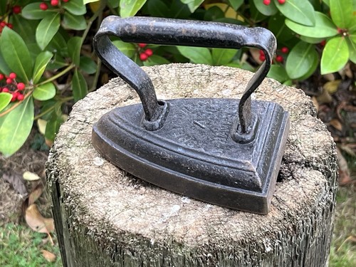 Vintage cast iron - flat,