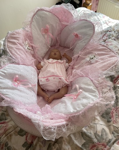 Petal posing quilt crib - posing,