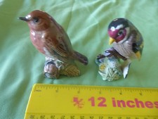 2 BESWICK BIRD FIGURINES A ROBIN AND A GOLDFINCH