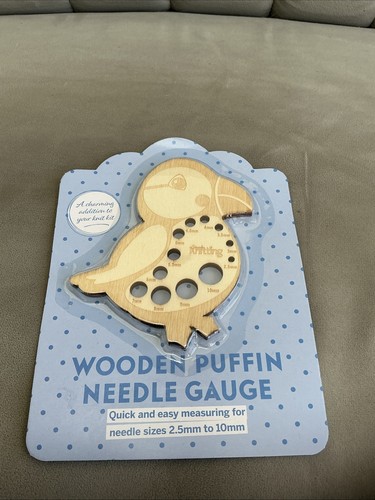 Wooden puffin needle - wooden,