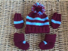 BRAND NEW WEST HAM FC COLOURS HAND KNIT POM POM HAT MITTS BOOTIE IN NEWBORN BABY