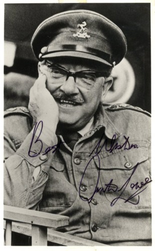 Arthur lowe signed photograph - lowe,