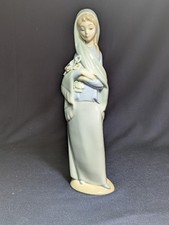 LLADRO - "GIRL WITH FLOWERS"