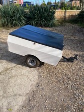 Trailer: with lockable lid
