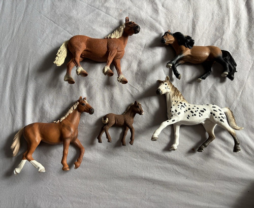 Set plastic horse - 5,