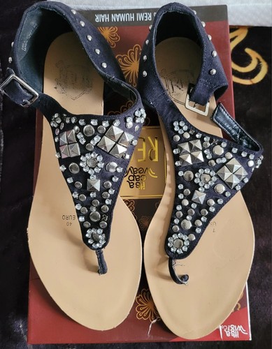 Red herrings embellished black - red,