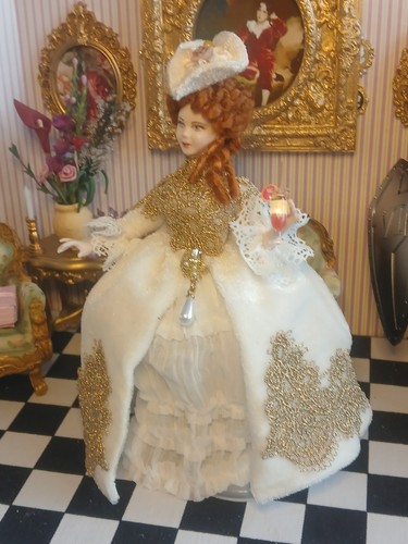 Exquisitely dressed - 1/12,