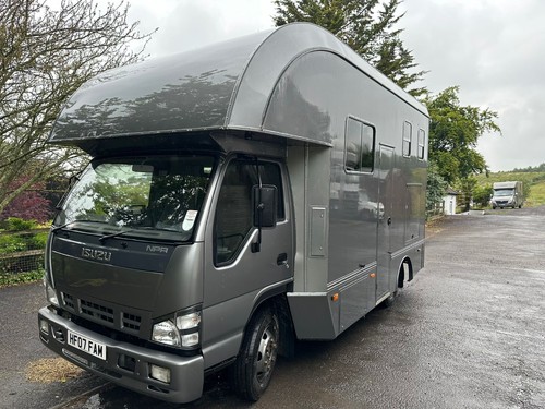 Isuzu npr horse box - 7.5,