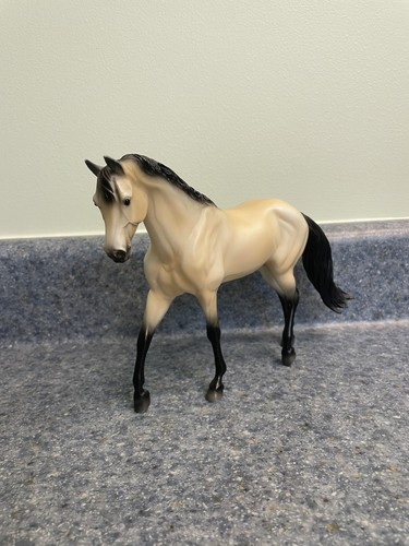 Breyer horse model tan black - model,