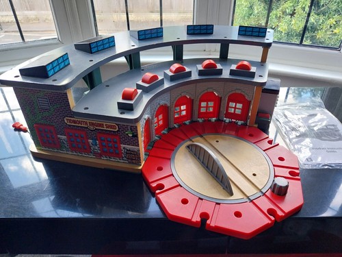 Thomas wooden train track - train,