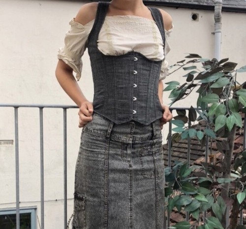Underboob grey corset