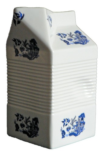Blue willow pattern milk - blue,