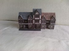 ROW OF METCALFE LOW RELIEF TUDOR HOUSES AND SHOP    N GAUGE