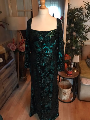 Luxurious square neck emerald