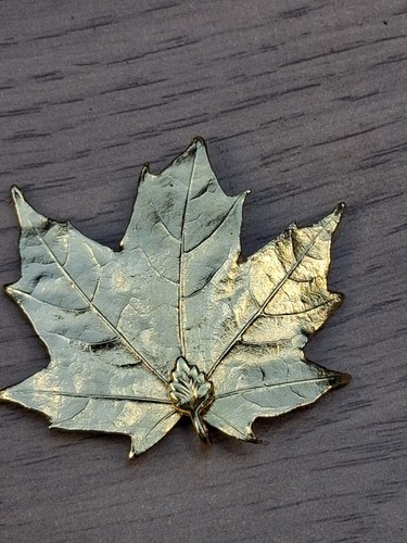 Royal canadian gold maple leaf - royal,