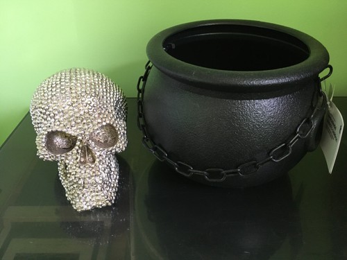 Skull witches cauldron - &,