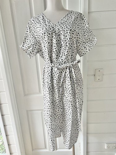 Basque white black animal - white,