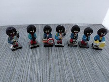 SET OF 7 MUSICAL BAND INSTRUMENT PLAYERS/MUSICIANS. POTTERY (COLLECTABLE)