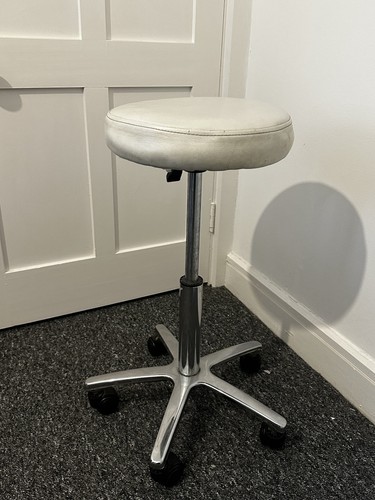 Therapist hairdresser beauty - therapist,