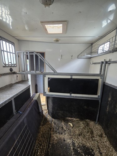 Horsebox stall partition - horsebox,