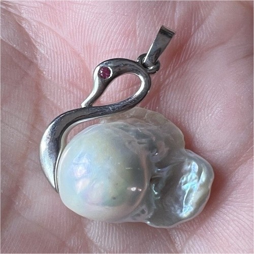Natural baroque pearl swan - natural,