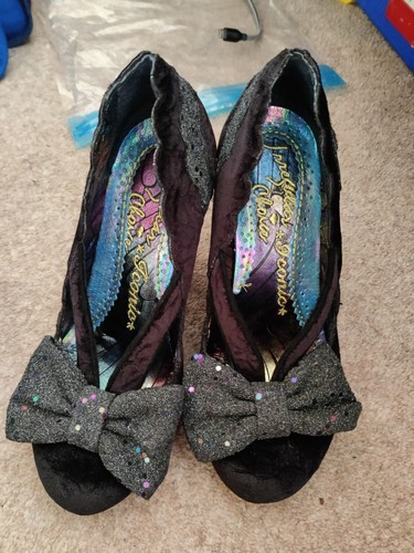Irregular choice curtain - curtain, call