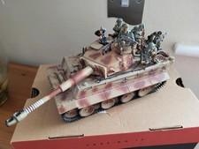 Panther 1944 German Tiger tank Wehrmacht Model 1/35 plus figures.