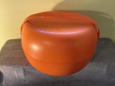 Vintage Retro ORANGE PLASTIC Portable PICNIC SET for 4 in ROUND CONTAINER 3 Mugs