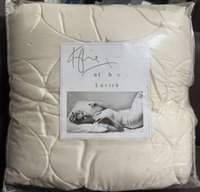 BNIP STUNNING KYLIE MINOGUE