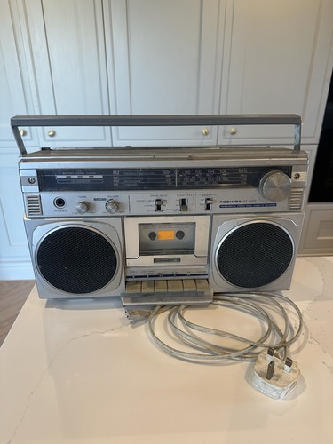 Toshiba 100s vintage radio - toshiba,