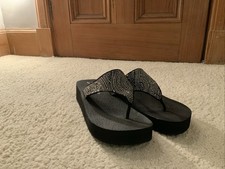 Skechers Women’s Size 6 Yoga Foam Fit Flops Crystal Flip Flops