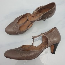 Agnes & Norman Retro Court