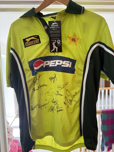 Autographed pakistan cricket - pakistan,