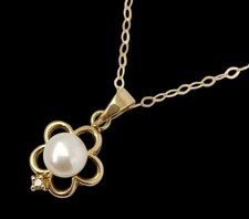 Elegant 18ct Gold, Cultured Pearl & Diamond Pendant On 9ct Gold Chain
