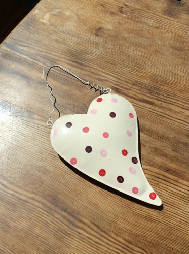 Heart shaped enamel d - shaped, 3-d