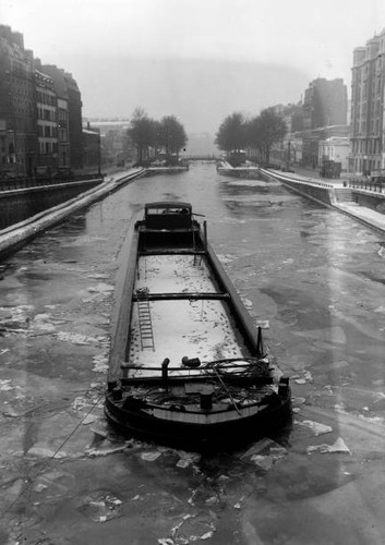 Barge crosses the frozen - a,