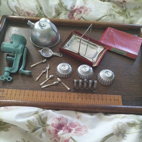 Childs vintage tin - childs, aluminium