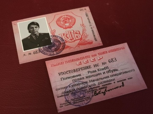 Prop james bond - james,