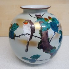 JAPANESE KUTANI VASE WITH OVERGLAZE ENAMEL DECORATION OF A BIRD AND CAMELIAS.