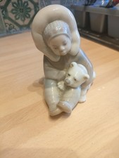 LLADRU00F3 Eskimo Playing with