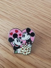Disney Mickey & Minnie Love Heart Pin