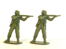 2 x AIRFIX. 1970's WWII BRITISH COMMANDO PLASTIC SOLDIERS. 1/32 ORIGINAL ISSUE