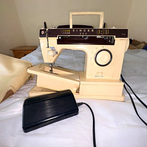 Singer 1105 cream electric