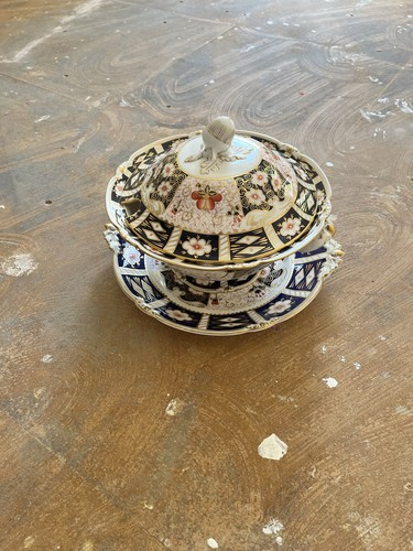 Royal crown derby 2451 nut - crown,