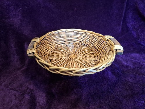 Round wicker bread fruit - round,
