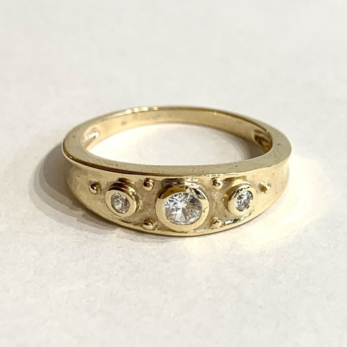 Trilogy 9ct gold ring 3 - 9ct, cz